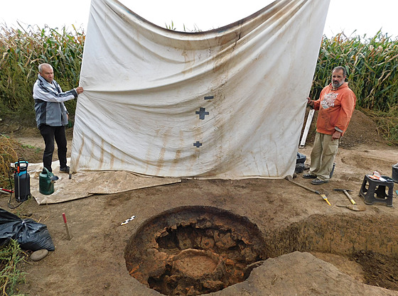 Vykopávky na obchvatu Jarom��e. Laténská vertikální pec se st�edovým pilí�em,...