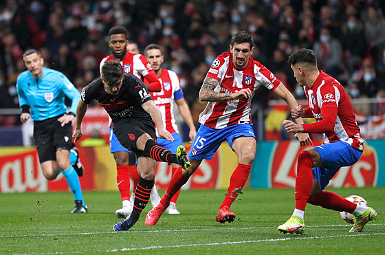 Brahim Diaz v dresu AC Milán pálí v utkání s Atlétikem Madrid.