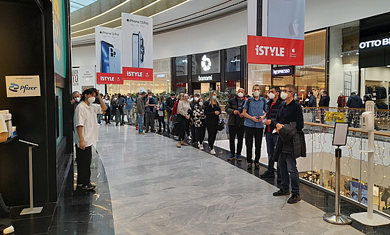 V praském okovacím centru bez registrace v obchodním centru Westfield Chodov...