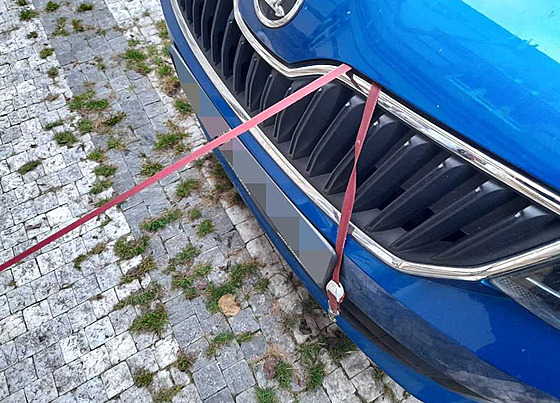Seniorce se při venčení psa zaklínilo vodítko pod kapotu zaparkovaného auta a...