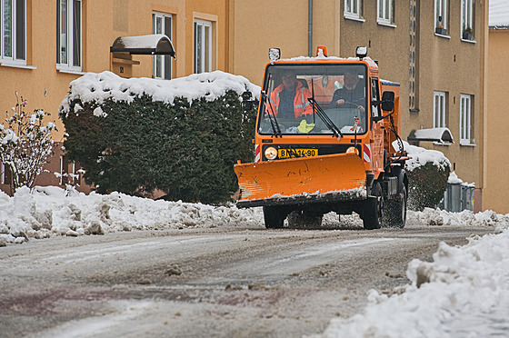 Sníh zasypal esko napí regiony. Silnice byly he sjízdné a problémy byly...