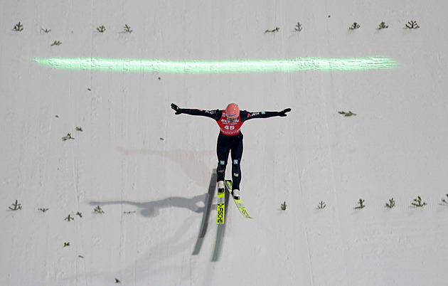 Úvodní závod skokanů na lyžích ovládl Geiger, Polášek nebodoval