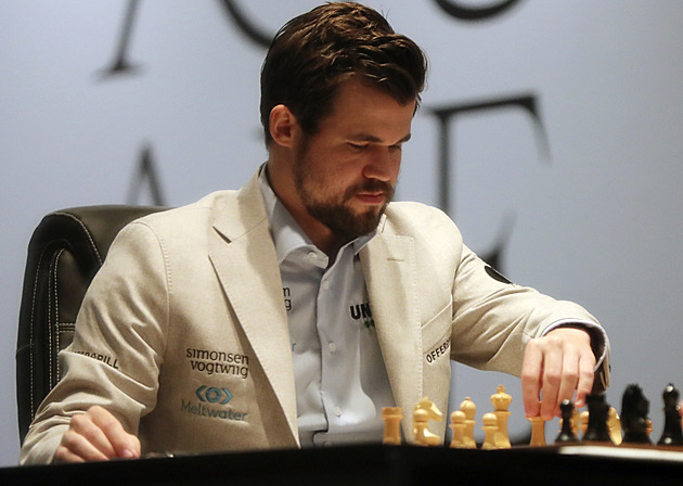 I druhá partie o šachový trůn skončila remízou, Carlsen bílou nevyužil