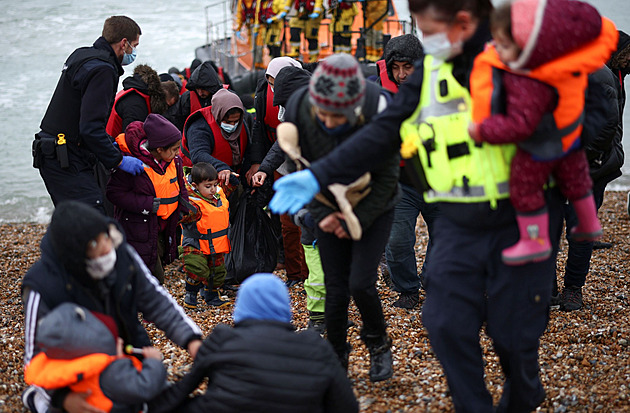 Loď s migranty se u pobřeží Itálie rozlomila, zahynulo nejméně třicet lidí