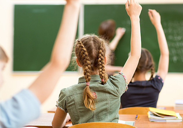 Finty s adresou vytlačují místní děti na jiné školy. Zabránit tomu má větší prověřování