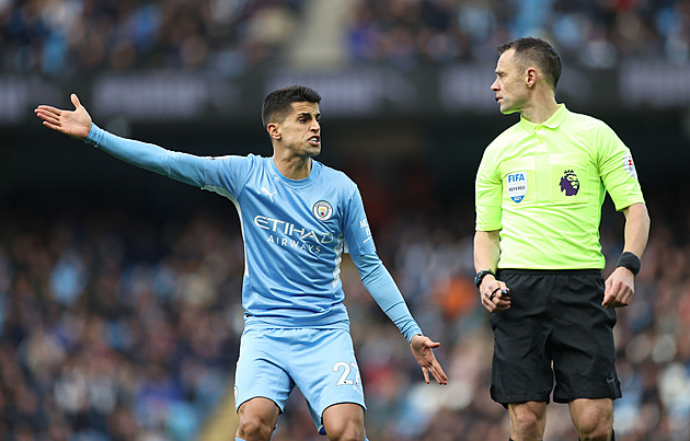 Manchester City poslal obránce Cancela na hostování do Bayernu