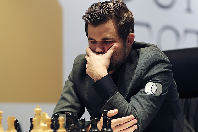 Carlsen den po výhře v rekordní šachové partii s Něpomňaščim opět remizoval