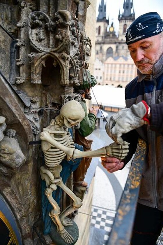 Z jiního prelí praského orloje sundali restaurátoi tyi devné sochy....