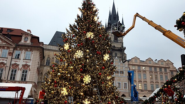 <p>Kvůli nouzovému stavu se nesmí konat vánoční trhy.Stánky na Staroměstském náměstí jsou zavřené.Vánoční strom  již svítí.</p>
