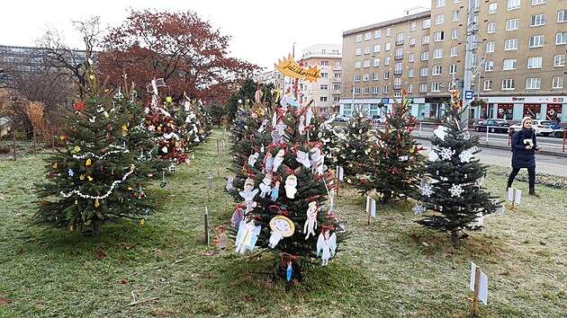 <p>Na Kubánském náměstí v Praze 10-Vršovicích je vánoční výzdoba.</p>