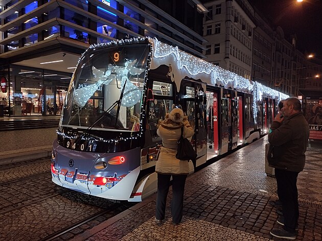 <p>Vánoční tramvaj číslo 9 ve Spálené ulici.</p>