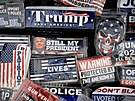Trumpovský merchandise na demonstraci píznivc nkdejího prezidenta v...