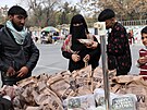 Prodej sueného jídla americké armády v Kábulu (17. listopadu 2021) 