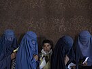 Afghánské eny ekají v Kábulu na finanní píspvek. (22. listopadu 2021)  