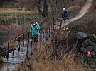 Pozor miny. Obyvatelky obce Staromarivka poblí frotnové linie v Donbasu (23....