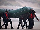 Skupina 40 migrant vyplouvá od pobeí severní Francie pes kanál La Manche....