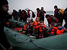 Skupina 40 migrant vyplouvá od pobeí severní Francie pes kanál La Manche....