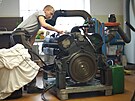 Pavel �ercl lad� karbur�tor n�meck�ho v�le�n�ho motoru Maybach.