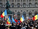 Tisíce lidí protestují v centru Vídn proti koronavirovým opatením. (20....