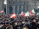 Tisíce lidí se zastnilo protestu ve Vídni proti koronavirovým opatením. (20....