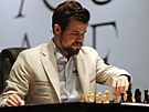 Magnus Carlsen bhem druhé partie o titul achového mistra svta s Janem...