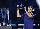 Daniil Medvedv s trofejí pro druhého nejlepího hráe Turnaje mistr