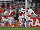 Fotbalisté Slavie slaví gól v utkání proti Feyenoord Rotterdam