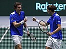 Francouzské duo Pierre-Hugues Herbert a Nicolas Mahut bhem utkání tenisového...