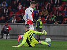 KLIKA A GÓL. Jan Kuchta obchází brankáe Feyenoordu Ofira Marciana a dává gól...