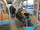 Cestuj�c� v Ostrav� si poprv� vyzkou�eli j�zdu v nov� tramvaji �koda 39T. (29....