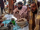 Prodej surového opia a haie na trhu v afghánském Kandaháru (24. listopadu...