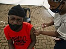 Jihoafriané se nechávají okovat proti koronaviru na pedmstí Johannesburgu....