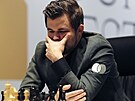 Norský achista Magnus Carlsen v duelu s ruským soupeem Janem Npomaim.