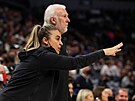 Becky Hammonová, asistentka trenéra San Antonio Spurs, radí svému éfovi...