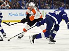 Scott Laughton z Philadelphia Flyers se pokouí pekonat obranu Tampa Bay...