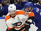 Claude Giroux (28) z Philadelphia Flyers obral o puk Ondeje Paláta z Tampa Bay...