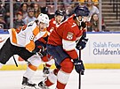 Radko Gudas (7) z Florida Panthers útoí v utkání s Philadelphia Flyers.