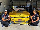 Aliyyah (vlevo) a Yasmeen Kolocovy na testech aut pro evropskou verzi NASCAR