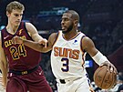 Chris Paul (3) z Phoenix Suns útoí v zápase s Cleveland Cavaliers, brání ho...