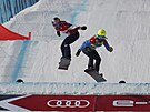 Snowboardcrossaka Eva Samková (vlevo) na trati v ínském Secret Garden