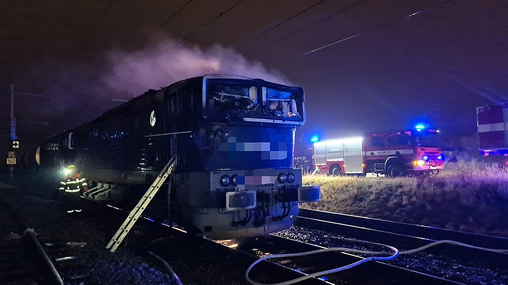 Poblíž hlavního nádraží v Olomouci hořela lokomotiva. Hasiči ji včas uhasili a...
