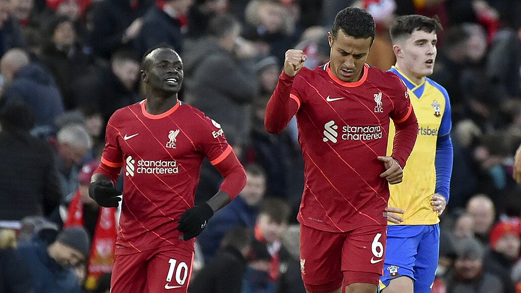 Záložník Thiago Alcantara z Liverpoolu se raduje ze svého gólu proti...