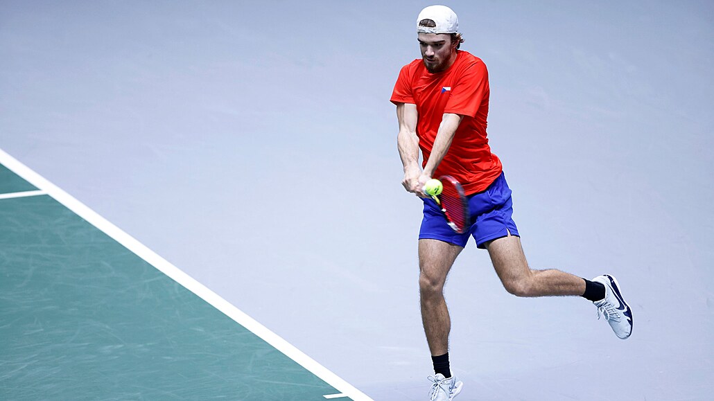 Tomáš Macháč se opírá do bekhendu v utkání Davis Cupu s Francií.