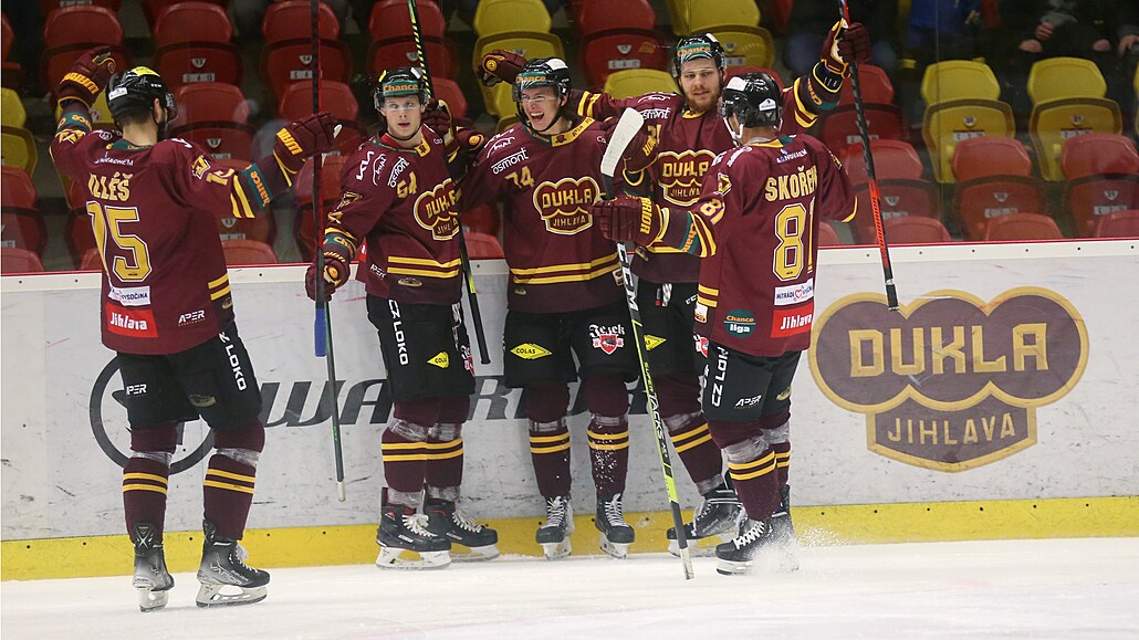 Hokejisté Dukly Jihlava p�i zápase proti HC Stadion Vrchlabí