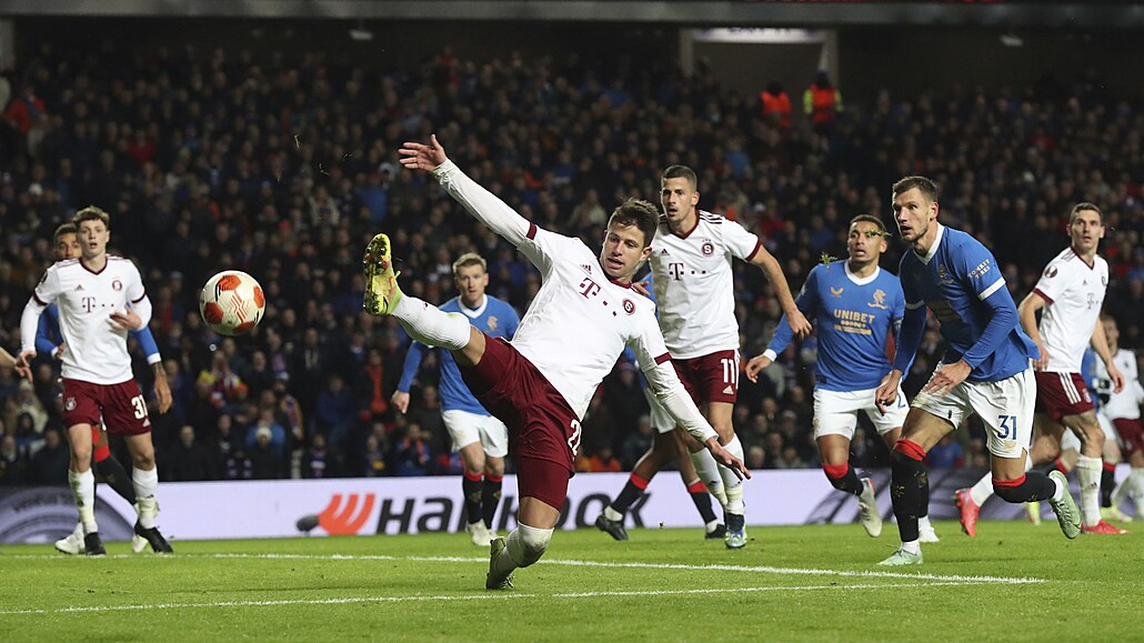 Rangers - Sparta 2:0, zase venku bez gólu, po hrubce Panáka je druhé místo pryč