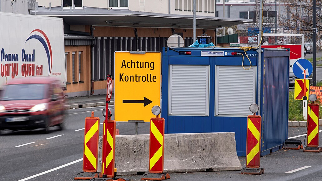 Znaka na rakousko-nmeckých hranicích upozoruje idie na nutnost kontroly....