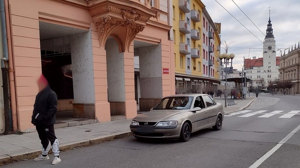 Muž z Brněnska a „jeho“ Opel Vectra v ulici U Jaktařské brány v centru Opavy