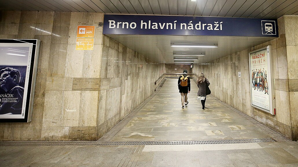 Lidé, kteří zamíří do podchodu pod brněnským hlavním nádražím, se zatím...