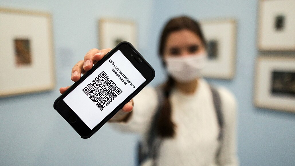 Ruská dívka v muzeu drí v rukou chytrý telefon s vyobrazeným QR kódem. (8....