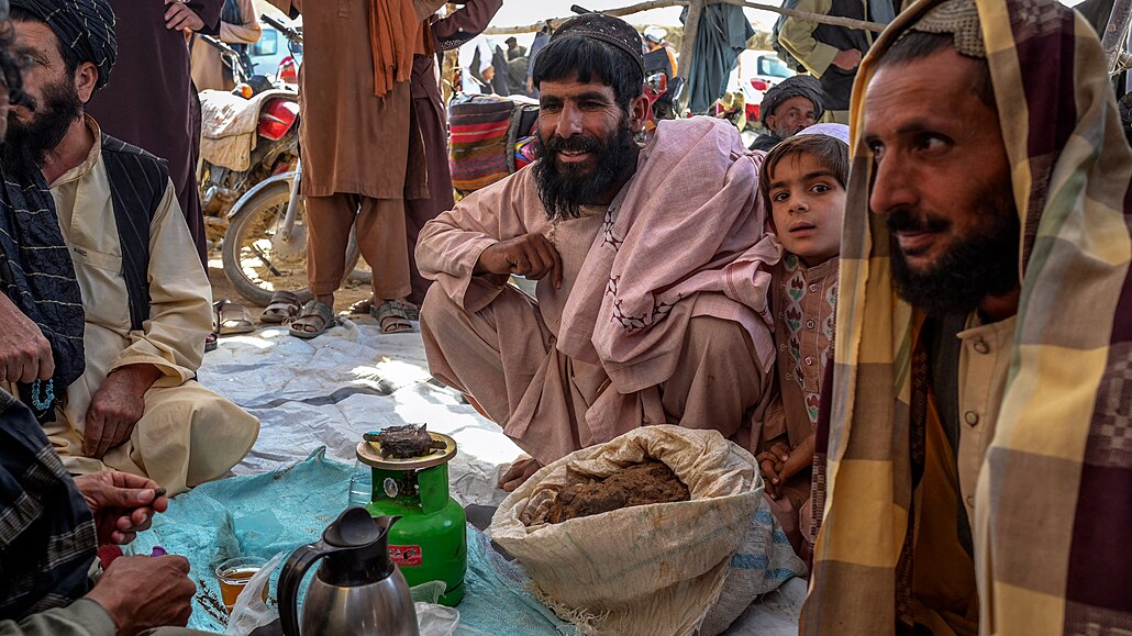 Prodej surového opia a hašiše na trhu v afghánském Kandaháru (24. listopadu...